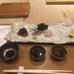 Tsukinoki - 左から鰹藁焼き、関サバ、ヒラメ、槍烏賊ミミ、ミ！
                        鰹用のニンニク醤油、醤油、カボスのポン酢
                        関サバは今日の3時10分に活きたまましめたみたいです！