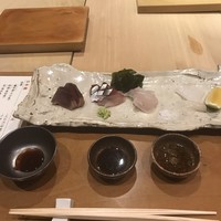 月の木 - 左から鰹藁焼き、関サバ、ヒラメ、槍烏賊ミミ、ミ！
                鰹用のニンニク醤油、醤油、カボスのポン酢
                関サバは今日の3時10分に活きたまましめたみたいです！