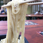 飯田商店 - トロントロンの昆布水に浸かった泡立つ麺（大つけ麺博2018第四陣）