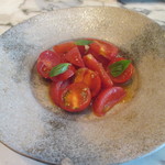 フルーツトマトとチェリートマトのサラダ　　エキストラバージンオリーブオイルとバジル（1,750円）