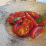 ザ ピッツァバー ON 38TH - フルーツトマトとチェリートマトのサラダ　　エキストラバージンオリーブオイルとバジル（1,750円）