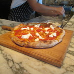 ザ ピッツァバー ON 38TH - “ブファラ” トマトと水牛のモッツァレラ バジル（2,500円）