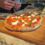 ザ ピッツァバー ON 38TH - “ブファラ” トマトと水牛のモッツァレラ バジル（2,500円）