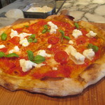 “ブファラ” トマトと水牛のモッツァレラ バジル（2,500円）