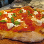 ザ ピッツァバー ON 38TH - “ブファラ” トマトと水牛のモッツァレラ バジル（2,500円）