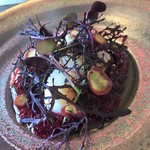 a - 帆立貝のクルード　真っ赤なビーツソースとヴィオーラ野菜