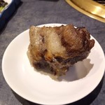 焼肉伝説 肉衛門 - 名物を謳うテールの塩焼きにかぶりつけ！