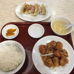 中華食堂一番館 - 唐揚げ定食（中華風）580円
餃子200円
ご飯はこれで普通盛り。
大盛り無料らしい。