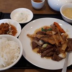 Yoen Hanten - 広東風牛肉の沙茶醤炒め950円+大盛りお食事セット350円、鳥から揚げはサービス