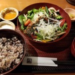 大戸屋 - 彩り野菜とバジルチキン定食(900円)