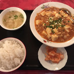 龍華餃子 - お昼のサービス定食(麻婆豆腐、白飯、唐揚げ、スープ、漬物)
