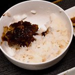 馬の手 - ご飯にデミグラスソースを掛ける