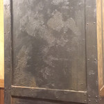 馬の手 - デザイナーズインテリア
      金属質の木の柱