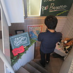 階段をぐんぐん下ります