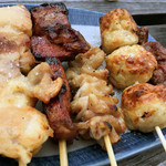 左から、とり正肉・レバー・白モツ・つくね・かしらだったかと。