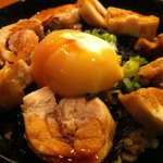 旬菜・創作・美酒 ダイニング　フロッシュ - 鶏チャーシュー丼 温玉のせ。わさびであっさりと♪