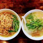 大黒天 - 【左】鶏肉とねぎ細切りラーメン(醬油味) 750円 + 麺大盛り 100円  【右】ゆず塩ラーメン 750円 