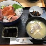漁 - 海鮮丼とあら汁＝１０００円  税込