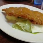 肉のますゐ - 下に茹でキャベツとポテサラ