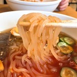 平壌冷麺食道園 - 麺リフト