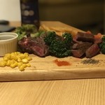 ステーキ食べ放題 肉バル Beef Stadium - 3種のステーキ盛り合わせ 3,480円。