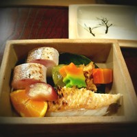 なる屋 - 鱚のお鮨に、生麩田楽・グジの鱗焼き。ミカンと、茗荷の酢漬