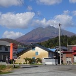 白神飯店 - お店の前から岩木山