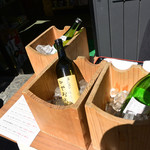 三河屋 - 三河屋さんの店頭で半合200円でひやおろしの飲み比べが楽しめました