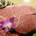 焼肉たまき - 厳選黒毛和牛A5サーロイン税抜1600円と厳選黒毛和牛A5ヘレ税抜1600円