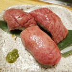 焼肉たまき - 厳選黒毛和牛肉炙り寿司盛合せ税抜1150円