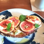 ブリコラージュ ブレッド アンド カンパニー ダイニング・カフェ - タルティーヌが食べたくなってモーニングへ。フレッシュ無花果とゴルゴンゾーラ、ナッツ、ハチミツのブリコラージュブレッドタルティーヌ。モーニングセットなので、ドリンクつき♡(*´∀｀)ﾉ 20181028