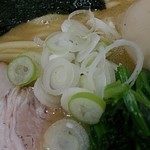 結び - 横濱家系豚骨醤油らぁ麺のネギ