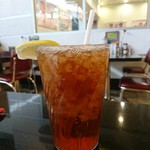 Johnny Rockets - (2018年10月　訪問)Iced Tea(Regular Size) ＄3.48。日本のLサイズはあるレギュラーサイズのアイスティー。2人でシェアして飲んでも充分。