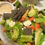 Bobby's Burger Palace - (2018年10月　訪問)Chopped Crunch Salad ＄10.50。イカ墨のトルティヤチップスが目を惹くボリュームのあるサラダ。野菜もフェタチーズもタップリでした。ドレッシングは別添えで。