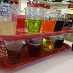 Coca-Cola Store Las Vegas - (2018年10月　訪問)Around the World ＄10.00。世界のコカ・コーラ社製ドリンク10種(実際には16種)の飲み比べ。買い物途中で楽しい演出＾＾