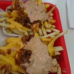 In-N-Out Burger - (2018年10月　訪問)Animal Fry 1個＄3.35。通常のポテトフライに特製ソースとグリルドオニオン、チーズをトッピングしたもの。