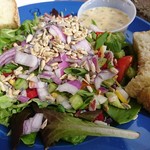 Wildflower Bread Company - (2018年10月　訪問)Wildflower house salad ＄7.29。葉野菜やトマト、レッドオニオンの他、ひまわりの種やラベンダーまで入った複雑で奥深い風味のボリュームあるサラダ。パンも2きれ付いているのでヘルシーランチにも打ってつけ＾＾