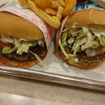 FAT BURGER - (2018年10月　訪問)左・MEDIUM FATBURGER(＄8.05)、右・IMPOSSIBLE BURGER(＄15.00)、奥・FAT FRIES(＄3.80)。バーガーは両方とも野菜多めにしましたがIMPOSSIBLEだけ増量に(笑)