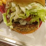 FAT BURGER - (2018年10月　訪問)IMPOSSIBLE BURGER ＄15.00。パティに大豆を使用したベジタリアンバーガー。このお店のパティが赤身牛肉仕様でパサつき感のあるタイプなので、このパティも不足無く美味しい＾＾