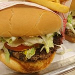 FAT BURGER - (2018年10月　訪問)MEDIUM BURGER ＄8.05。赤身牛肉を使用したパティはジューシーさよりもパサつき感が目立つ印象。その分、牛肉の肉々しさを楽しめます。