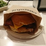 Eggslut - (2018年10月　訪問)Bacon,Egg andCheese Sandwich ＄8.50。アップルウッドでスモークされ、しっかり焼かれたベーコンとチーズ、半熟卵が美味しいサンドウィッチ。