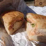 Earl of Sandwich - (2018年10月　訪問)The Earl’s Club。価格失念、確か＄8.00弱だったかと。ターキー・ベーコン・スイスチーズ・レタス・トマトがサンドされサンドウィッチソースで味付けされていました。ターキーがみっしり詰まっていてボリューム満点。