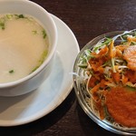 インド料理 ポカラ - ランチにはスープとサラダが付きます。