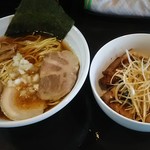中華そば 弥栄 - 料理写真:ラーメン 600円(煮玉子トッピング100円)とまかない丼300円