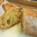 パサージュ ア ニヴォ - バゲット、カットしたところ。何もつけずにこれだけで美味しい！