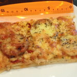 パサージュ ア ニヴォ - チキンとバジルとポテトのピザ220円。この大きさと具だくさんでこれはかなり食べごたえあり。