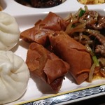 台北夜市 - 肉まん、春巻、レバニラもやし炒め