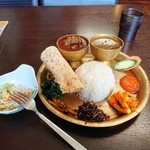 Nanglo Ghar - ネパールローカル料理セット、サラダ付き