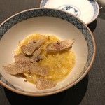 フカヒレと上海蟹の雑炊に、香り高いアルバ産の白トリュフという贅沢な一品