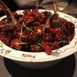 これでもかという唐辛子が印象的な一品。花椒と唐辛子をふんだんにつかいつつも意外と繊細な味わいだった驚きのラム